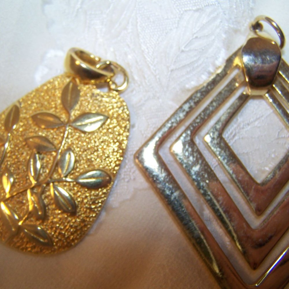 Vintage Pendants Charms Lisner Faux Pearl Flower 3 - Picture 7 of 9